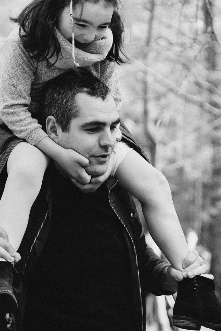 photographe famille d'un père avec sa fille en forêt