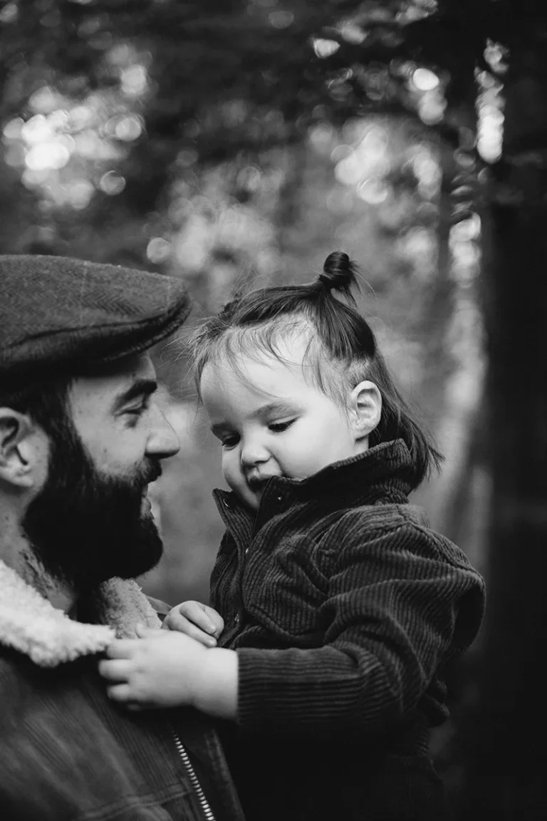 photographe famille d'un père qui porte sa petite fille