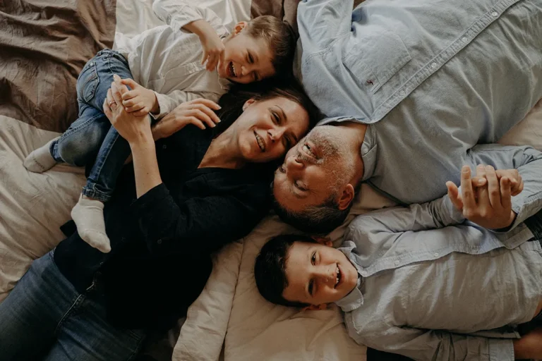 photographe famille allongée sur leur lit