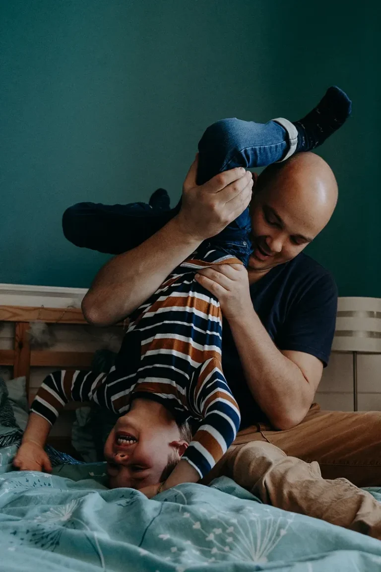 photographe famille père jouant avec son fils à son domicile