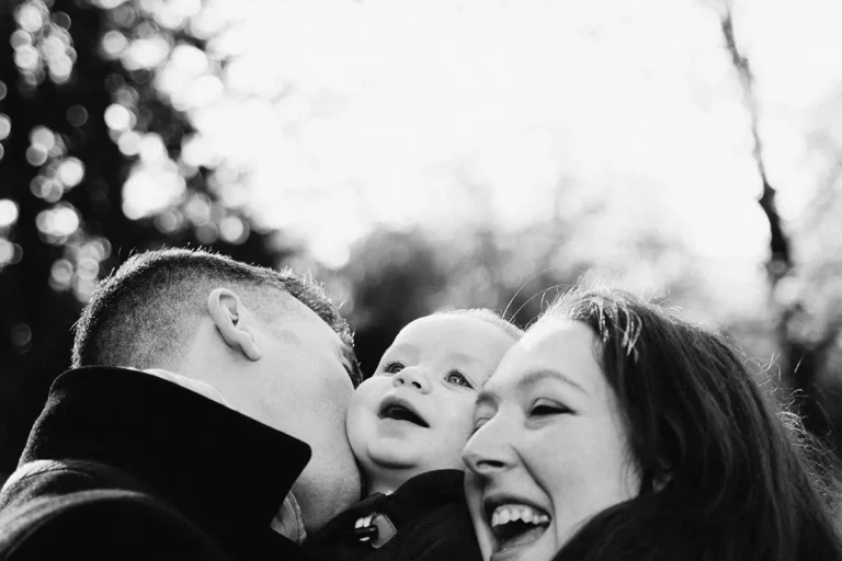 photographe bébé de parents et leur bébé enlacés qui rient