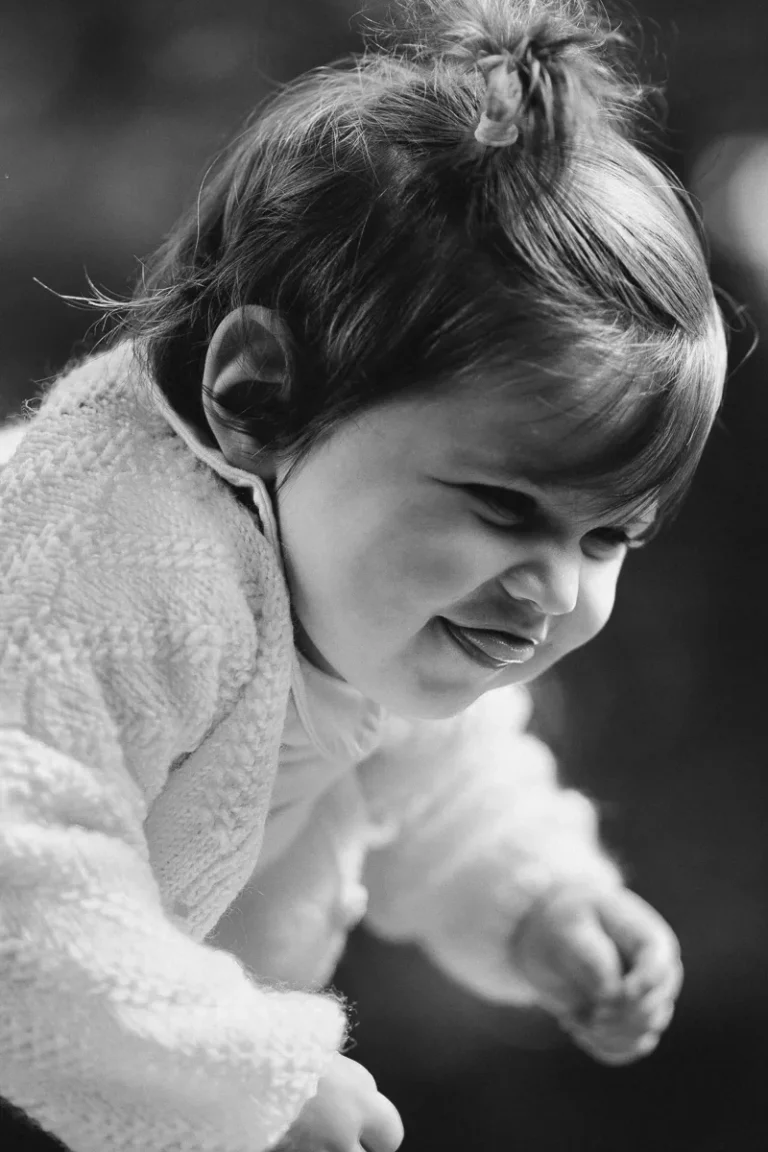 photographe bébé d'une petite fille qui rigole