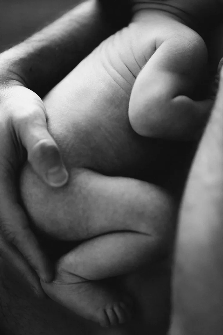 photographe bébé d'un nouveau né qui est en peau à peau avec son papa