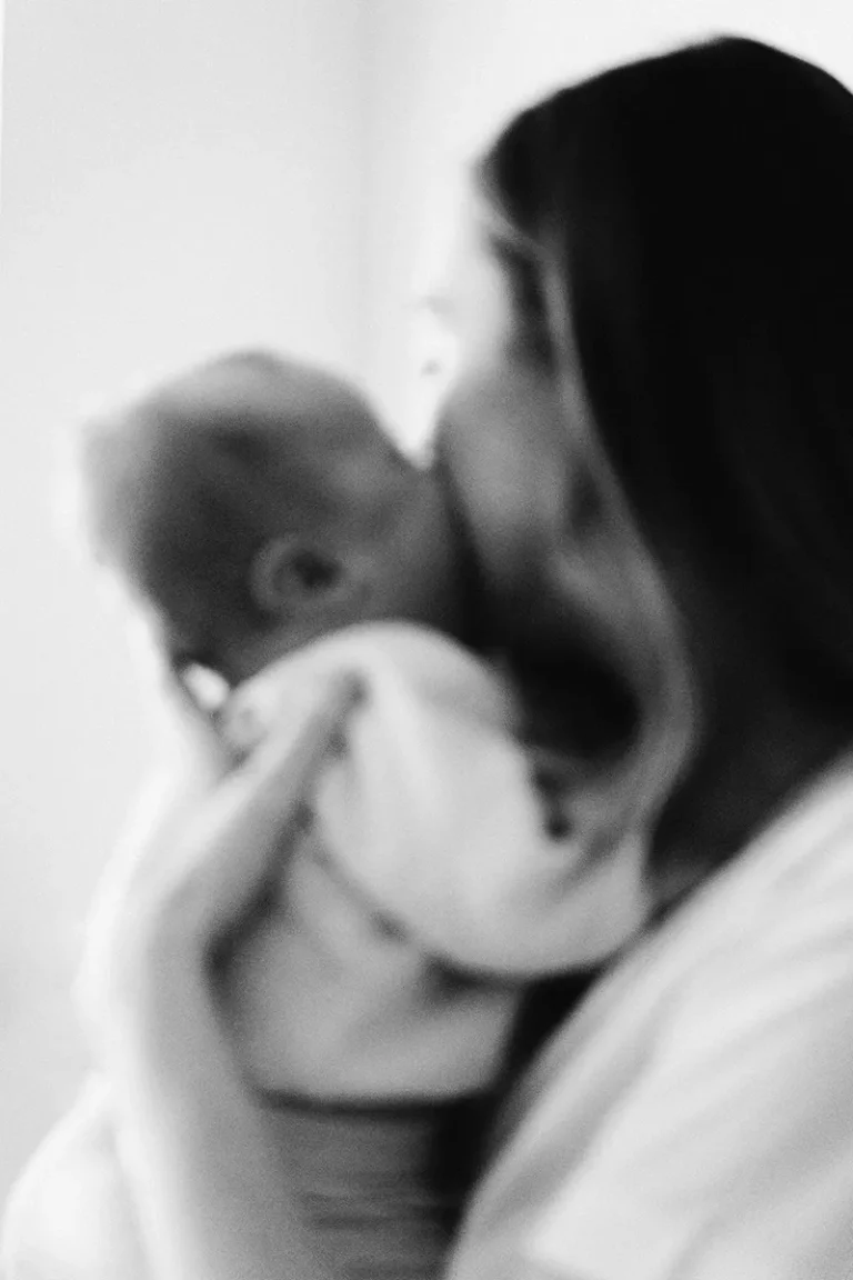 photographe bébé d'une maman enlaçant son nourrisson