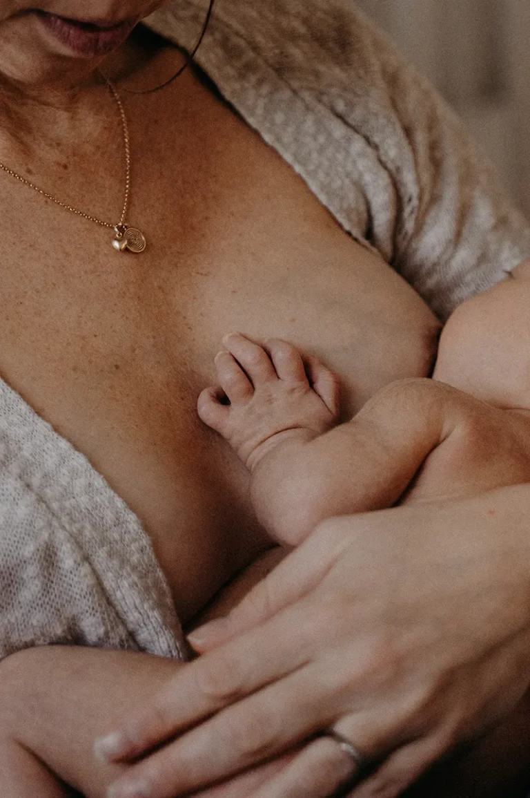 photographe bébé de l'allaitement d'un bébé en peau à peau