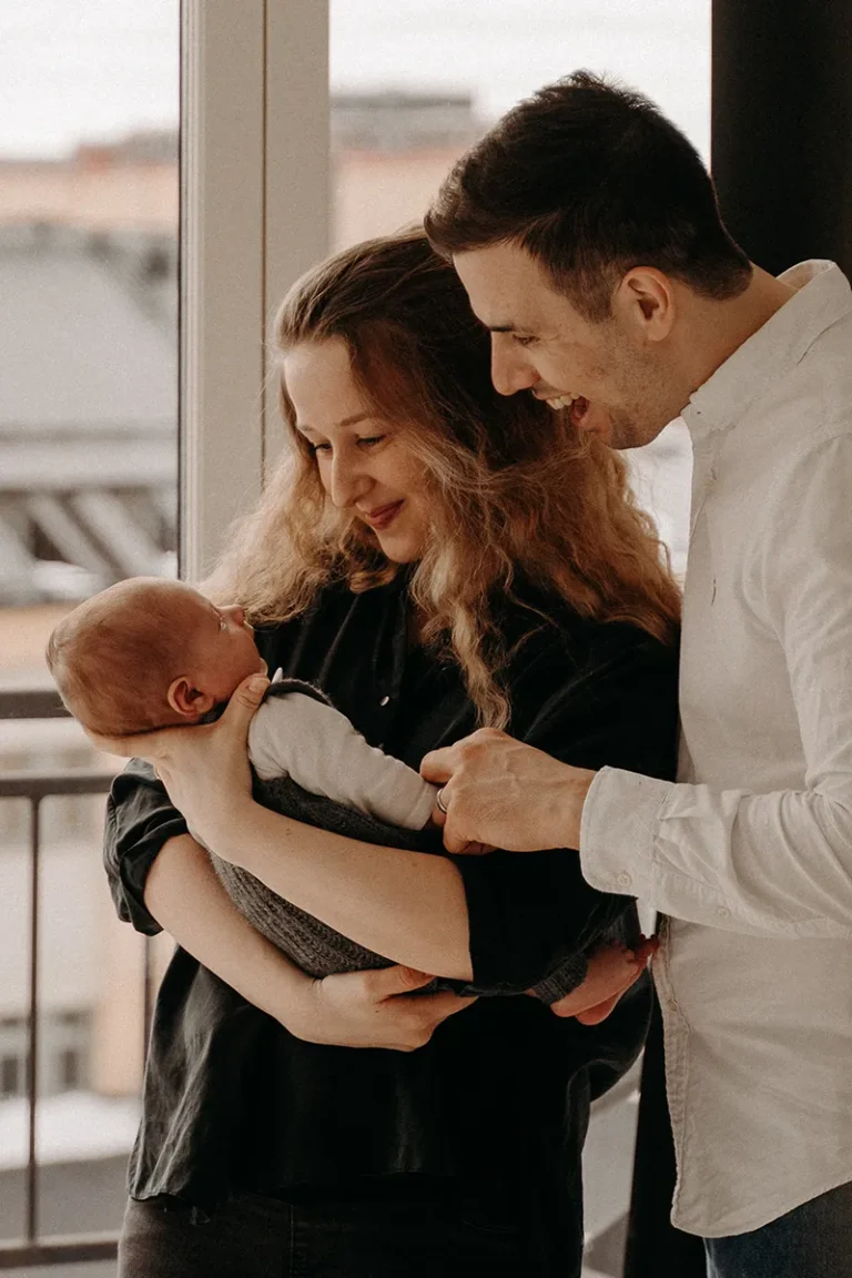 photographe bébé de parents tenant leur bébé dans leur bras