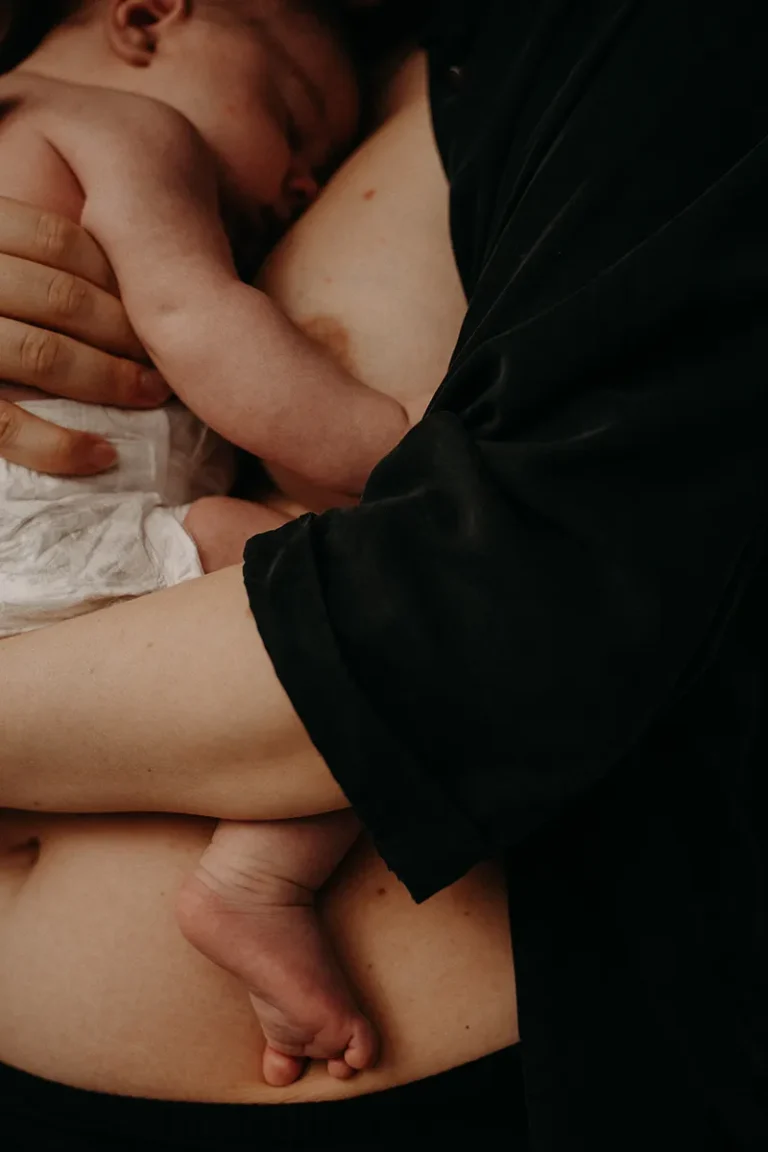 photographe bébé d'une mère en peau à peau avec son bébé