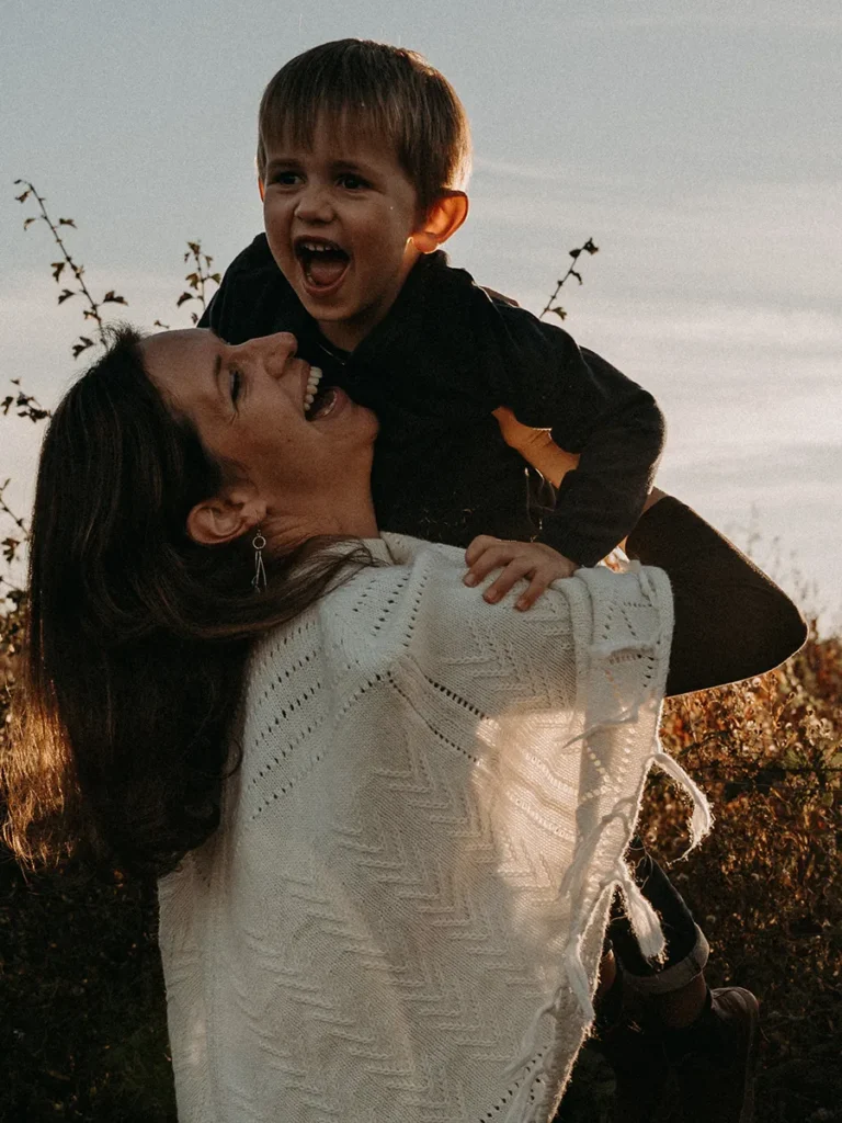 photographe famille d'une mère et son enfant qui rigole