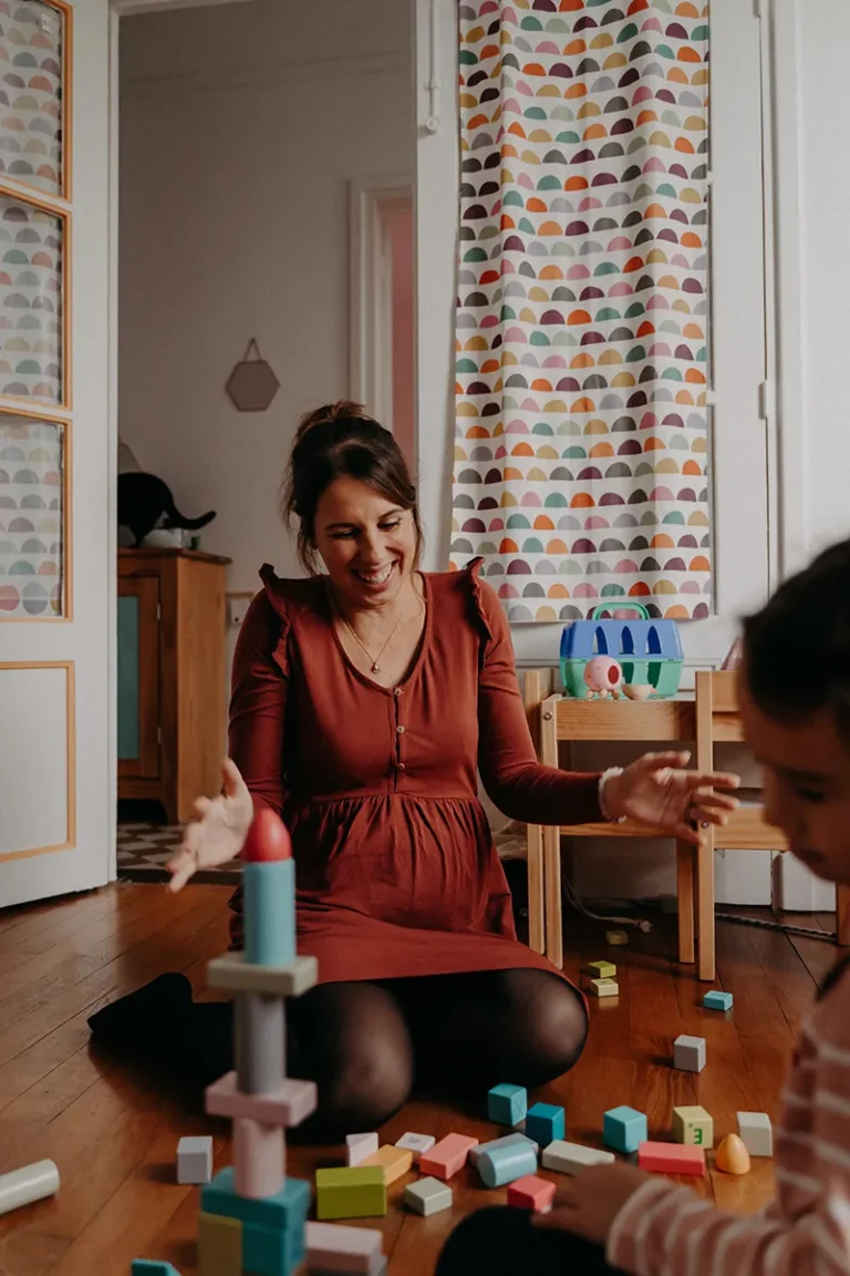 photographe famille d'une mère qui joue avec sa fille à son domicile à Paris