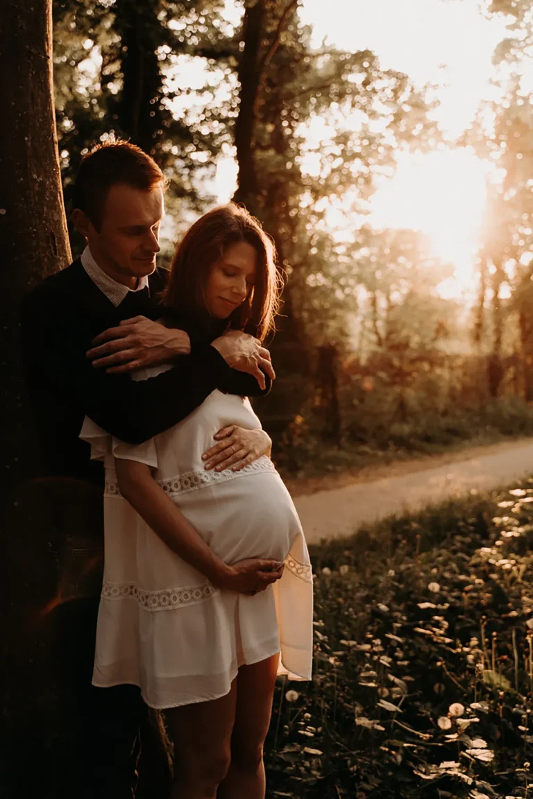 photographe grossesse de futurs parents enlacés en forêt en automne