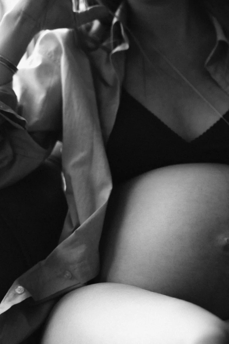 photographe grossesse du ventre nu d'une femme enceinte