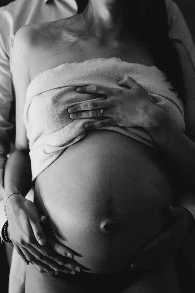 photographe grossesse d'un ventre dénudé de femme enceinte