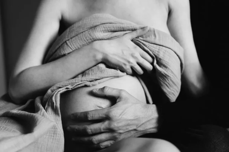 photographe grossesse de la main d'un futur papa sur le ventre de sa femme enceinte