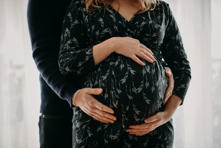 ventre d'une future maman et futur papa qui tient son ventre, photographiés par une photographe grossesse à paris