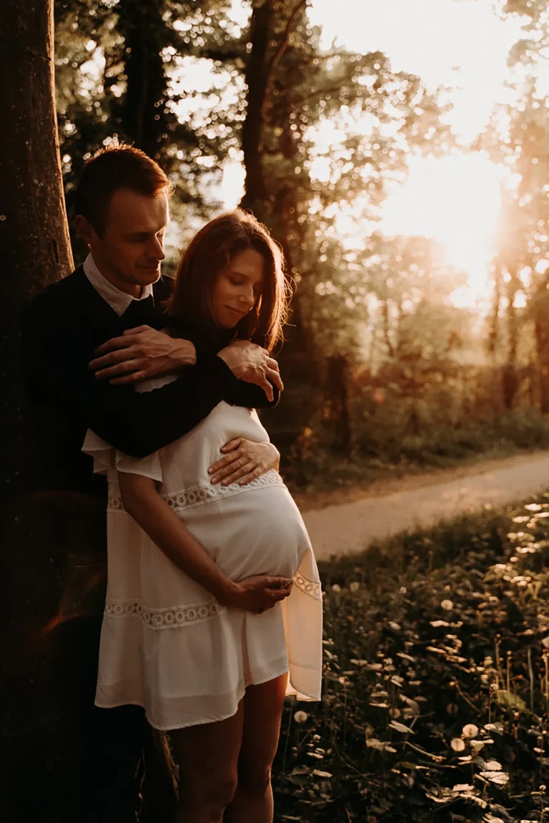 futurs parents enlacés en forêt en automne photographiés par une photographe grossesse à paris