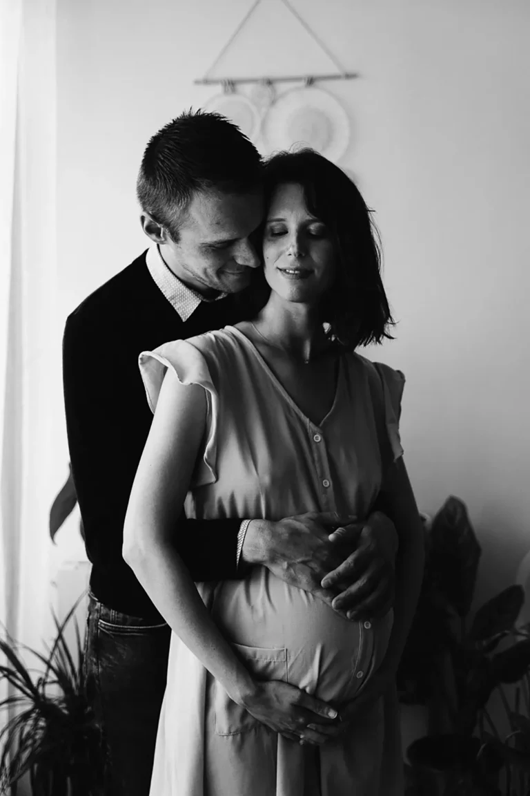 futurs parents enlacés tendrement photographiés par une photographe grossesse à paris