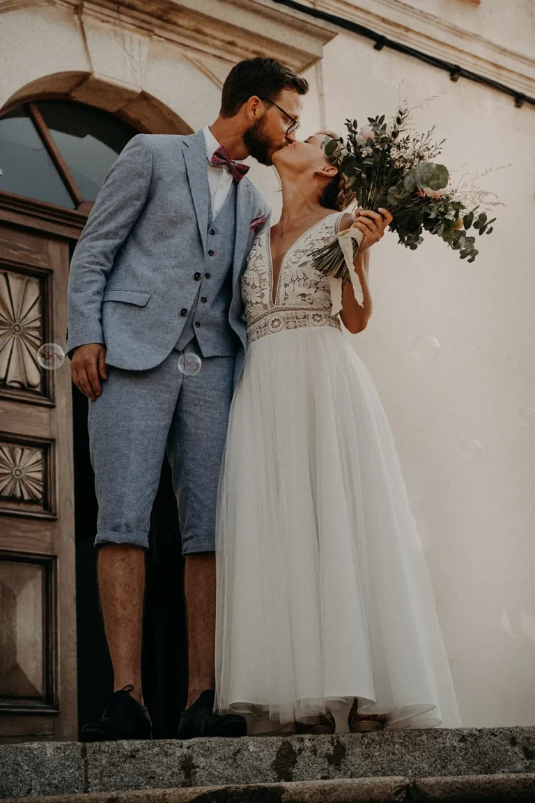 mariés s'embrassant devant la mairie photographiés par une photographe de mariage