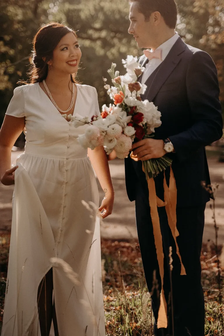 mariés se regardant en souriant photographiés par une photographe de mariage