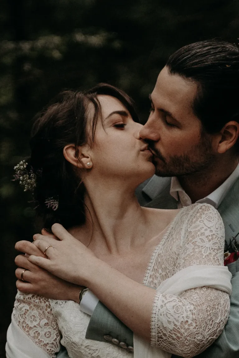 mariés enlacés qui s'embrassent photographiés par une photographe de mariage