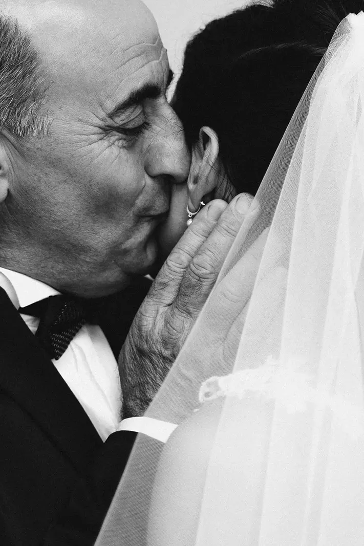 papa de la mariée qui l'embrasse sur la joue avec émotion photographiés par une photographe de mariage