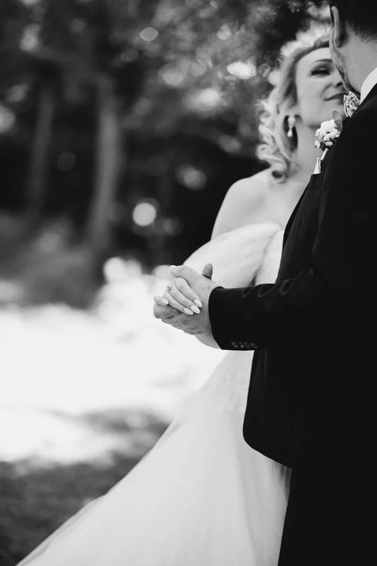 mariés qui dansent dans la nature photographiés par une photographe de mariage