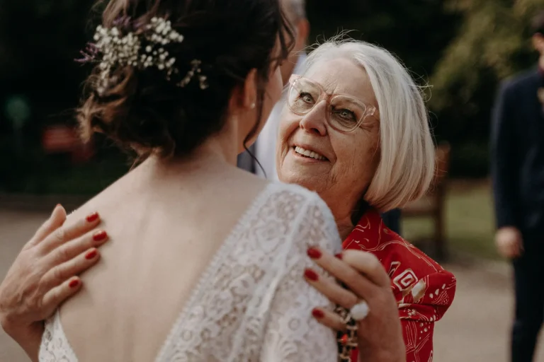 mariée et sa grand-mère qui la regarde avec émotion photographiés par une photographe de mariage