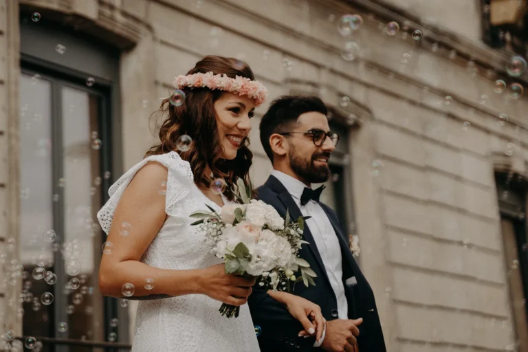 mariés sourient en sortie de mairie avec des bulles photographiés par une photographe de mariage