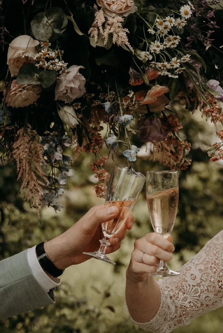 coupe de champagne de mariés qui trinquent photographiés par une photographe de mariage