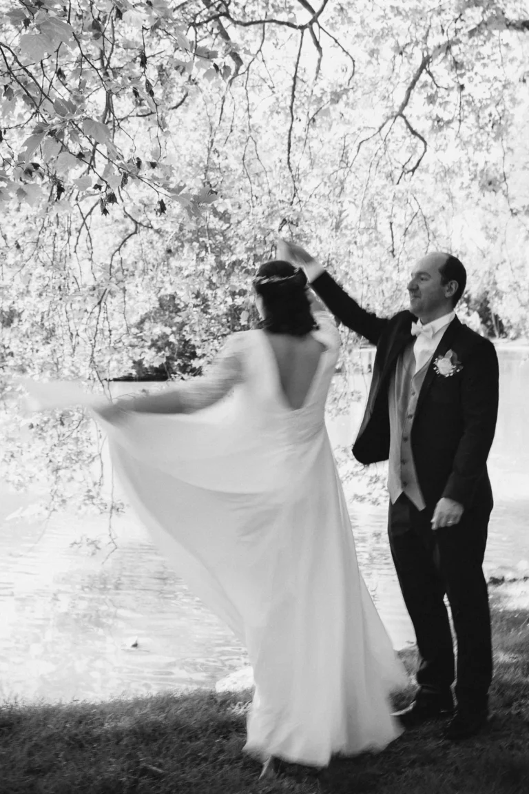 mariés dansent sous un arbre photographiés par une photographe de mariage