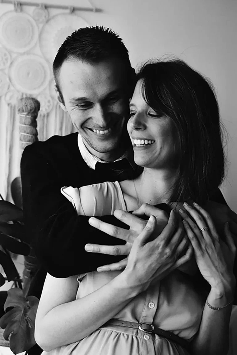 couple enlacé pendant séance photo naturelle à domicile à paris