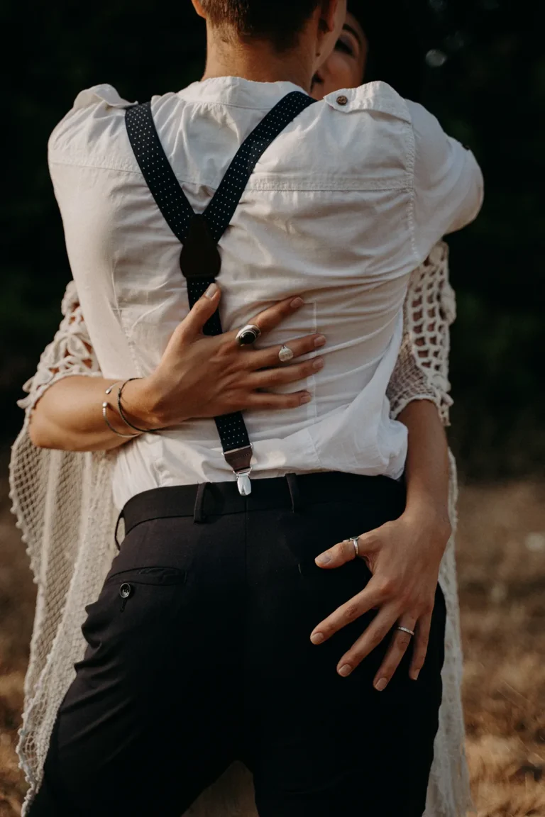 mariés de dos au bois de Vincennes à Paris pendant les photos de couple de la photographe mariage