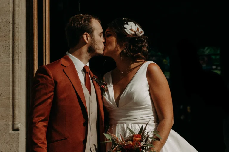 baiser des mariés sous un porche, bouquet d'automne, mariage au Perreux-sur-Marne
