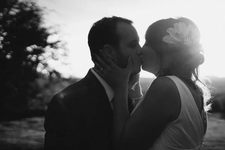 baiser d'un couple à contre-jour en noir et blanc, photos de couple au mariage du Perreux-sur-Marne