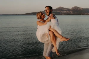 couple mariés heureux pendant mariage sur la plage