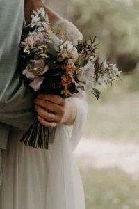 bouquet fleurs de la mariée pendant photos de couple