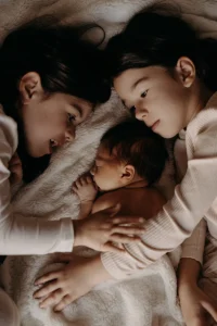 séance photo nouveau né en famille avec soeurs et petit frère à paris